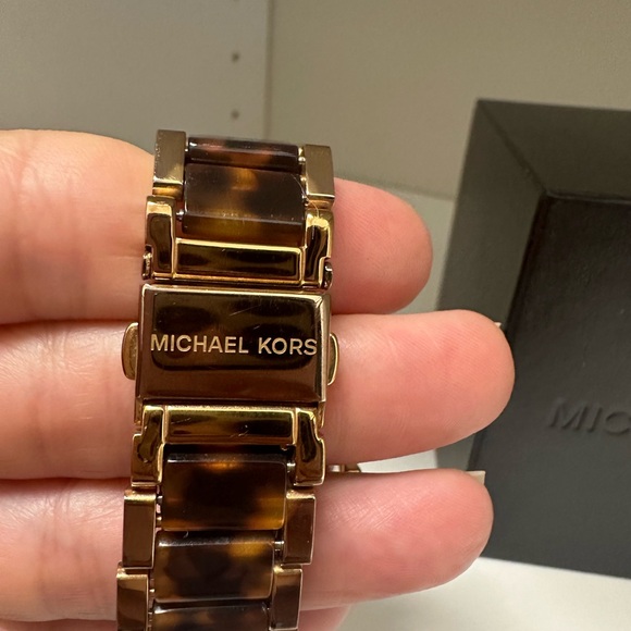 Michael Kors ParkerTortoise/Rose Gold Watch - Picture 4 of 8